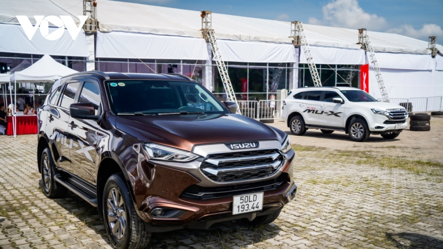 Isuzu mu-X giảm 240 triệu đồng, mong cạnh tranh với Ford Everest?